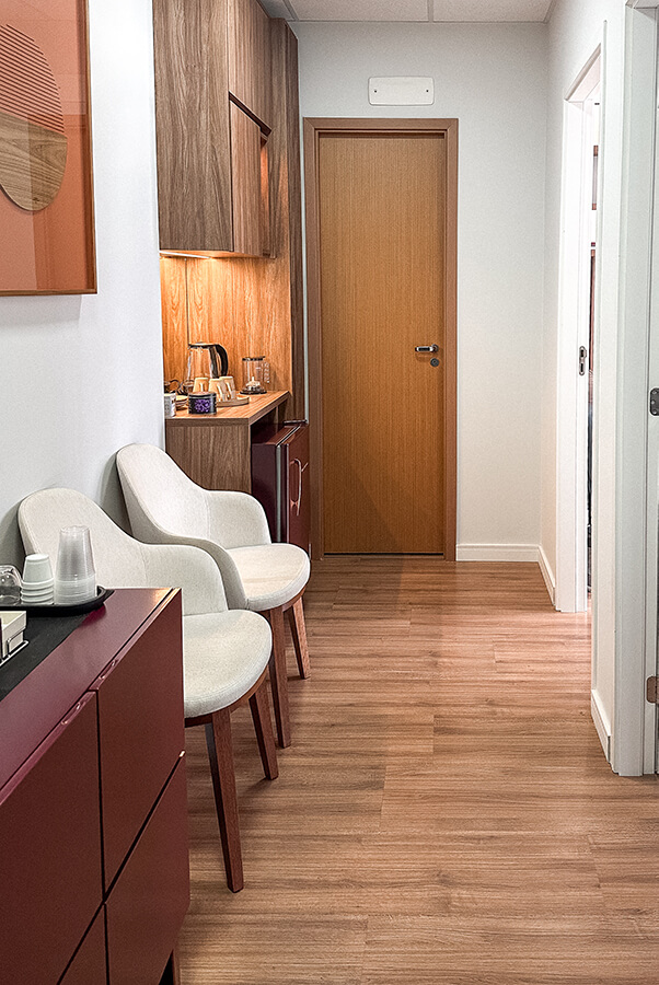 Sala de espera com cadeiras modernas e mini-cozinha